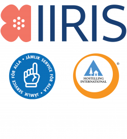 Loggarna av Iiris Center och Hostelling International och det symbol av Jämlik Service för Alla.